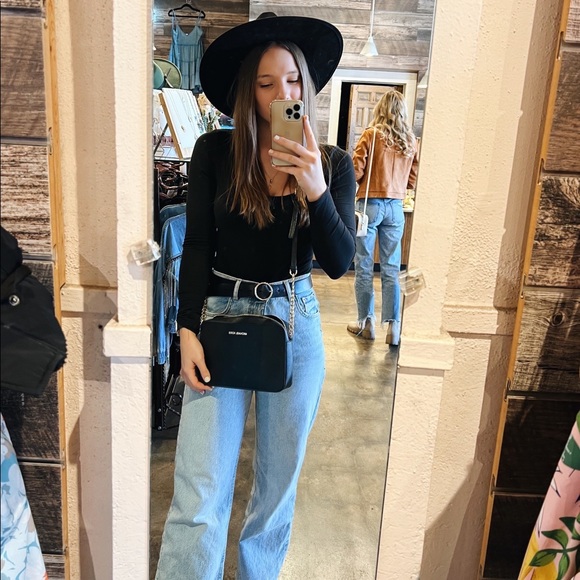 Meet your Posher, Ana! - Picture 4 of 4